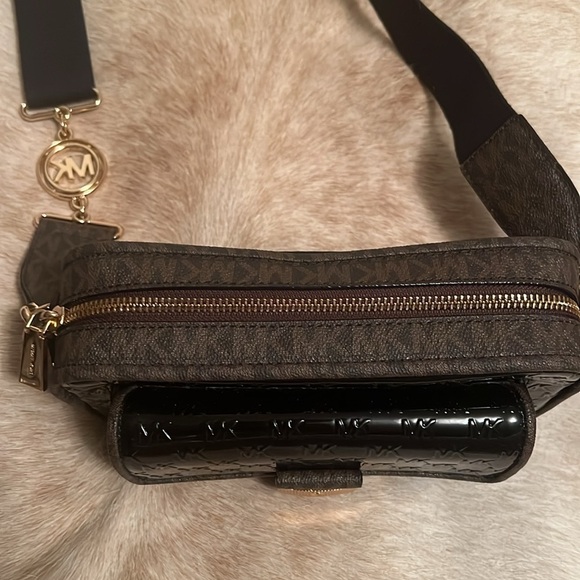Michael Kors Bradshaw Extra-Small Signature Logo Camera Crossbody - Picture 2 of 10